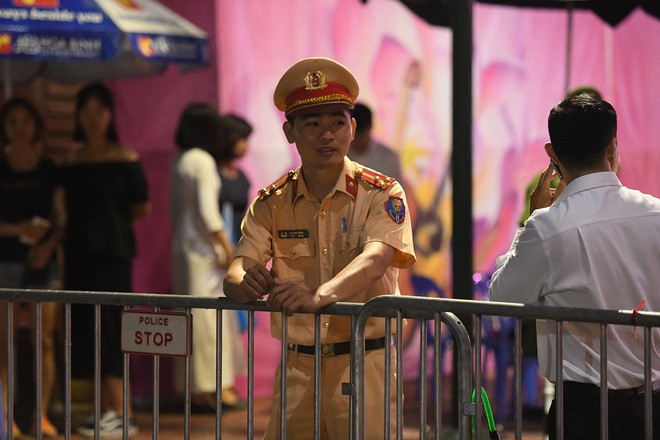 Người lớn, trẻ nhỏ Hà Nội đội mưa khai trương phố đi bộ Trịnh Công Sơn